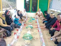 Ziarah Akbar Opu Daeng Manambon, TNI Bersama Masyarakat Jaga Warisan Budaya Mempawah  MEMPAWAH – Ziarah Akbar di Makam Opu Daeng Manambon, Dusun Sebukit Rama, Desa Pasir, Kecamatan Mempawah Hilir, Kabupaten Mempawah, berlangsung khidmat, Selasa (11/8/2026). Tradisi tahunan yang menjadi bagian dari rangkaian Robo’-Robo’ Keraton Amantubillah tersebut diikuti Raja Mempawah XIV Mohammad Hafizh Adinugraha, ST., bersama keluarga, unsur Forkopimda, tokoh agama, tokoh masyarakat, serta sekitar 100 warga.  Kegiatan diawali kedatangan Raja Mempawah XIV bersama rombongan yang disambut unsur Forkopimda. Ziarah kemudian dilanjutkan dengan pembacaan Surat Yasin, tahlil dan doa arwah sebagai bentuk penghormatan kepada Opu Daeng Manambon sebagai leluhur Kerajaan Mempawah.  Mewakili Dandim 1201/Mempawah, Danramil 1201-03/Mempawah Hilir Kapten Arm. Buntoro mengatakan, kehadiran TNI dalam kegiatan tersebut merupakan bentuk dukungan terhadap tradisi dan budaya masyarakat Mempawah.  “Ziarah ini bukan sekadar kegiatan tahunan, tetapi menjadi momentum untuk mengenang leluhur sekaligus menjaga nilai-nilai budaya agar tetap hidup di tengah masyarakat. TNI tentu mendukung dan ikut menjaga tradisi positif seperti ini,” ujar Kapten Arm. Buntoro.  Ia menambahkan, keterlibatan berbagai unsur dalam kegiatan tersebut menunjukkan kuatnya semangat kebersamaan masyarakat Mempawah. “Semoga tradisi ini terus diwariskan kepada generasi muda, sehingga mereka mengenal sejarah daerahnya dan semakin bangga dengan budaya sendiri,” tambahnya.  Untuk memastikan kegiatan berjalan aman dan nyaman, personel Koramil 1201-03/Mempawah Hilir bersama Polres dan Polsek Mempawah Hilir, Satpol PP serta Dishub Kabupaten Mempawah turut melaksanakan pengamanan. Seluruh rangkaian Ziarah Akbar selesai sekitar pukul 10.30 WIB dalam keadaan aman, tertib dan kondusif.