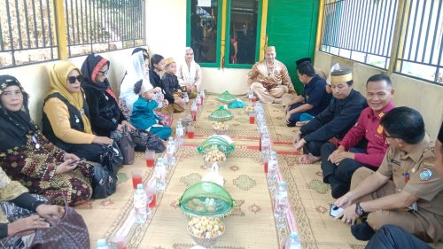 Ziarah Akbar Opu Daeng Manambon, TNI Bersama Masyarakat Jaga Warisan Budaya Mempawah  MEMPAWAH – Ziarah Akbar di Makam Opu Daeng Manambon, Dusun Sebukit Rama, Desa Pasir, Kecamatan Mempawah Hilir, Kabupaten Mempawah, berlangsung khidmat, Selasa (11/8/2026). Tradisi tahunan yang menjadi bagian dari rangkaian Robo’-Robo’ Keraton Amantubillah tersebut diikuti Raja Mempawah XIV Mohammad Hafizh Adinugraha, ST., bersama keluarga, unsur Forkopimda, tokoh agama, tokoh masyarakat, serta sekitar 100 warga.  Kegiatan diawali kedatangan Raja Mempawah XIV bersama rombongan yang disambut unsur Forkopimda. Ziarah kemudian dilanjutkan dengan pembacaan Surat Yasin, tahlil dan doa arwah sebagai bentuk penghormatan kepada Opu Daeng Manambon sebagai leluhur Kerajaan Mempawah.  Mewakili Dandim 1201/Mempawah, Danramil 1201-03/Mempawah Hilir Kapten Arm. Buntoro mengatakan, kehadiran TNI dalam kegiatan tersebut merupakan bentuk dukungan terhadap tradisi dan budaya masyarakat Mempawah.  “Ziarah ini bukan sekadar kegiatan tahunan, tetapi menjadi momentum untuk mengenang leluhur sekaligus menjaga nilai-nilai budaya agar tetap hidup di tengah masyarakat. TNI tentu mendukung dan ikut menjaga tradisi positif seperti ini,” ujar Kapten Arm. Buntoro.  Ia menambahkan, keterlibatan berbagai unsur dalam kegiatan tersebut menunjukkan kuatnya semangat kebersamaan masyarakat Mempawah. “Semoga tradisi ini terus diwariskan kepada generasi muda, sehingga mereka mengenal sejarah daerahnya dan semakin bangga dengan budaya sendiri,” tambahnya.  Untuk memastikan kegiatan berjalan aman dan nyaman, personel Koramil 1201-03/Mempawah Hilir bersama Polres dan Polsek Mempawah Hilir, Satpol PP serta Dishub Kabupaten Mempawah turut melaksanakan pengamanan. Seluruh rangkaian Ziarah Akbar selesai sekitar pukul 10.30 WIB dalam keadaan aman, tertib dan kondusif.