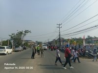 Satlantas Polres Melawi Kawal Lomba Jalan Santai Beregu dalam Rangka HUT ke-81 RI