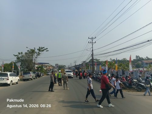 Satlantas Polres Melawi Kawal Lomba Jalan Santai Beregu dalam Rangka HUT ke-81 RI