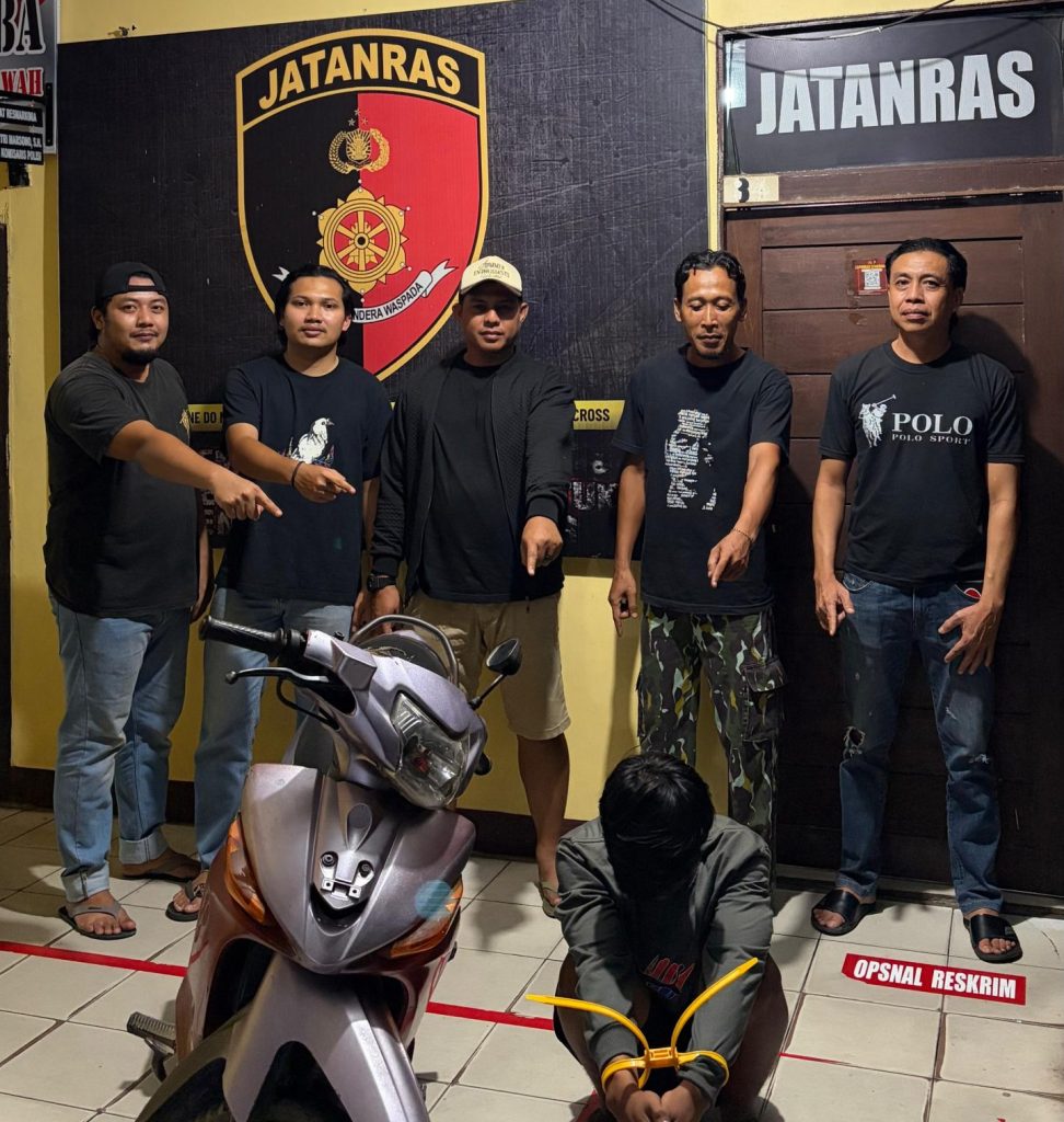 <h4><a href='https://postkotapontianak.com/diduga-pura-pura-obati-warga-pria-di-mempawah-ditangkap-terkait-pencurian-rp169-juta/' title='Diduga Pura-Pura Obati Warga, Pria di Mempawah Ditangkap Terkait Pencurian Rp16,9 Juta'>Diduga Pura-Pura Obati Warga, Pria di Mempawah Ditangkap Terkait Pencurian Rp16,9 Juta</a></h4>