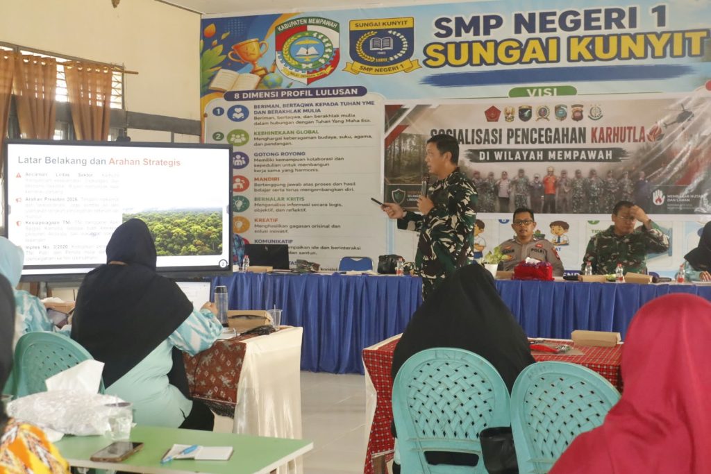 <h4><a href='https://postkotapontianak.com/tim-penyuluh-mabes-tni-edukasi-kepala-sekolah-kepsek-smp-sekab-mempawah-bertempat-dikantor-smp-1-sungai-kunyit-perkuat-pencegahan-karhutla/' title='Tim Penyuluh Mabes TNI Edukasi kepala Sekolah (Kepsek) SMP Sekab.Mempawah bertempat diKantor SMP 1 Sungai Kunyit, Perkuat Pencegahan Karhutla.'>Tim Penyuluh Mabes TNI Edukasi kepala Sekolah (Kepsek) SMP Sekab.Mempawah bertempat diKantor SMP 1 Sungai Kunyit, Perkuat Pencegahan Karhutla.</a></h4>