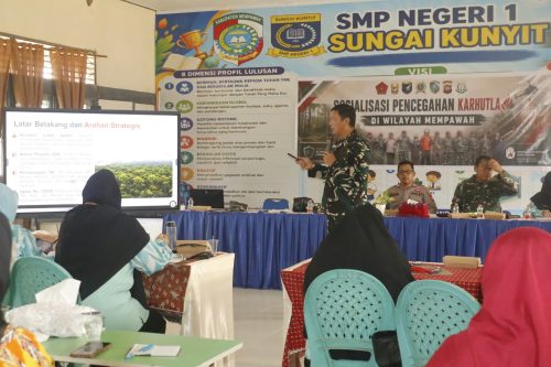 Tim Penyuluh Mabes TNI Edukasi kepala Sekolah (Kepsek) SMP Sekab.Mempawah bertempat diKantor SMP 1 Sungai Kunyit, Perkuat Pencegahan Karhutla.