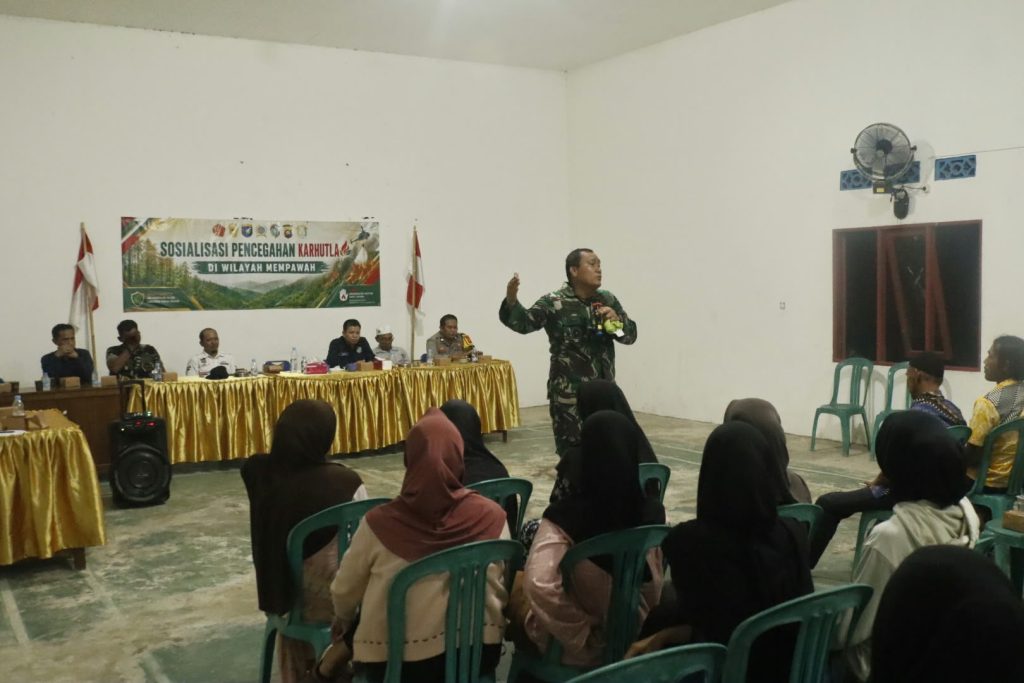<h4><a href='https://postkotapontianak.com/tak-kenal-waktu-malam-pun-jadi-ladang-edukasi-tim-penyuluh-mabes-tni-cegah-karhutla-di-sungai-kunyit/' title='Tak Kenal Waktu, Malam Pun Jadi Ladang Edukasi Tim Penyuluh Mabes TNI Cegah Karhutla di Sungai Kunyit'>Tak Kenal Waktu, Malam Pun Jadi Ladang Edukasi Tim Penyuluh Mabes TNI Cegah Karhutla di Sungai Kunyit</a></h4>