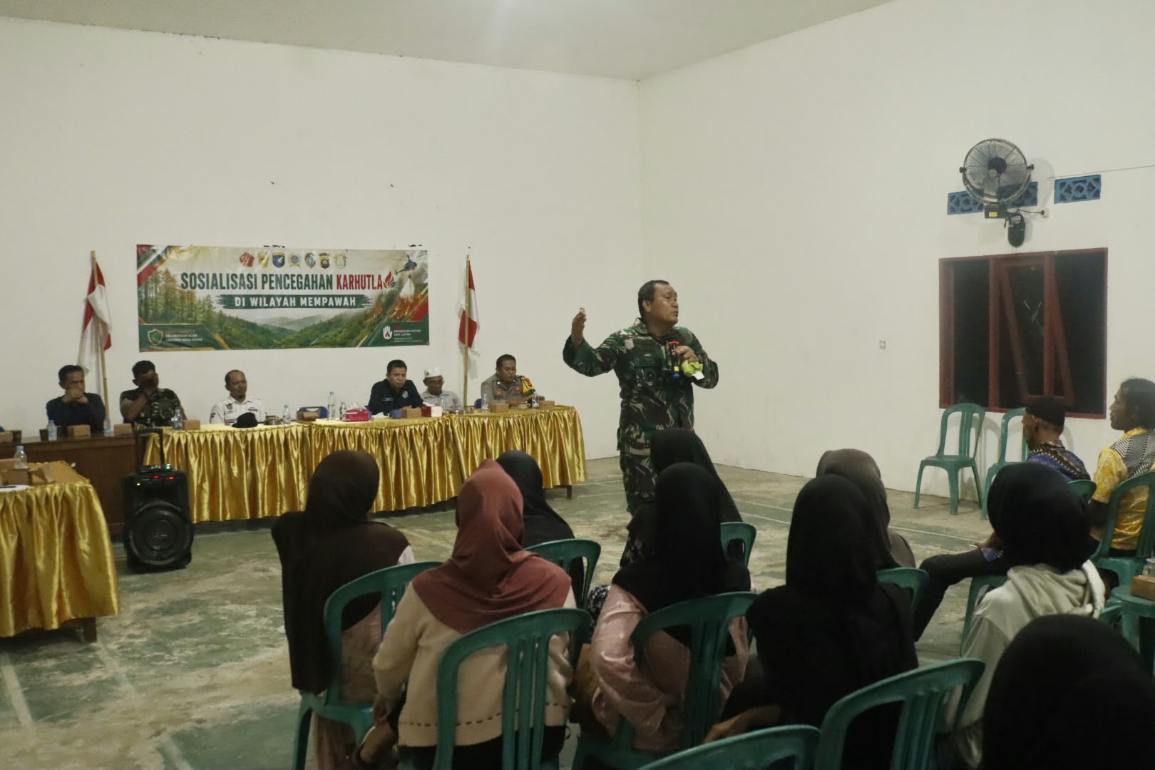 Tak Kenal Waktu, Malam Pun Jadi Ladang Edukasi Tim Penyuluh Mabes TNI Cegah Karhutla di Sungai Kunyit