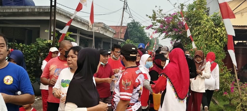 Diselimuti Kabut Asap, HUT ke-81 RI di Komplek Srikandi Serdam Tetap Meriah, 400 Warga Ikuti Jalan Santai