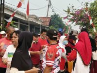 Diselimuti Kabut Asap, HUT ke-81 RI di Komplek Srikandi Serdam Tetap Meriah, 400 Warga Ikuti Jalan Santai