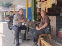 Ngopi Bareng Warga, Anggota Polsubsektor Jelimpo Gali Informasi Kamtibmas dan Perkuat Upaya Pencegahan Kejahatan