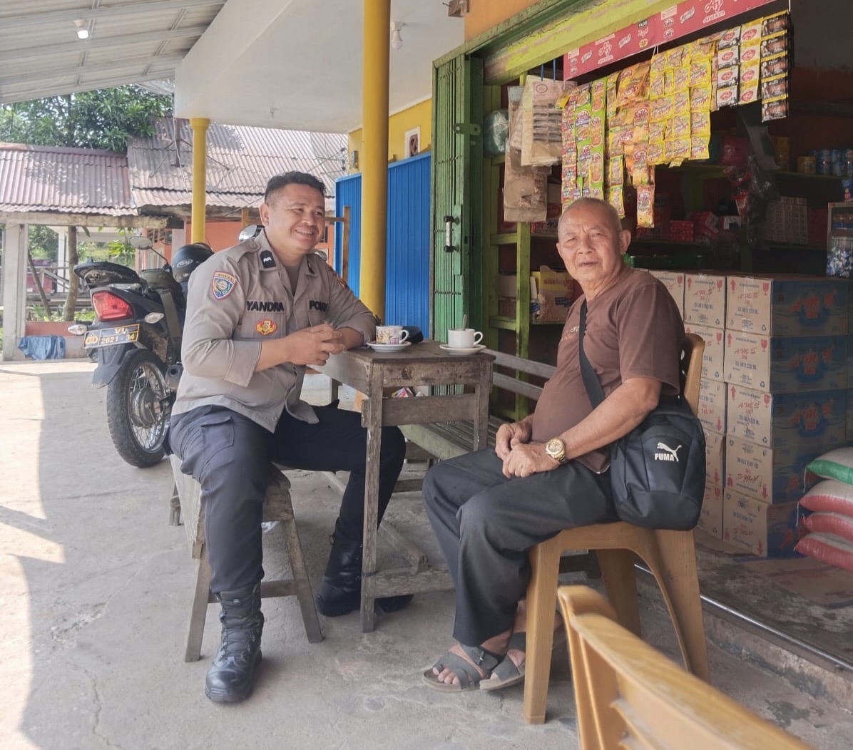Ngopi Bareng Warga, Anggota Polsubsektor Jelimpo Gali Informasi Kamtibmas dan Perkuat Upaya Pencegahan Kejahatan