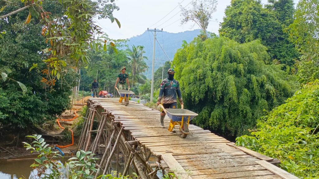 <h4><a href='https://postkotapontianak.com/jembatan-gantung-32-meter-sudah-mulai-dibangun-hubungkan-kabupaten-mempawah-dan-kabupaten-landak/' title='Jembatan Gantung 32 Meter Sudah Mulai Dibangun, Hubungkan Kabupaten Mempawah dan Kabupaten Landak'>Jembatan Gantung 32 Meter Sudah Mulai Dibangun, Hubungkan Kabupaten Mempawah dan Kabupaten Landak</a></h4>