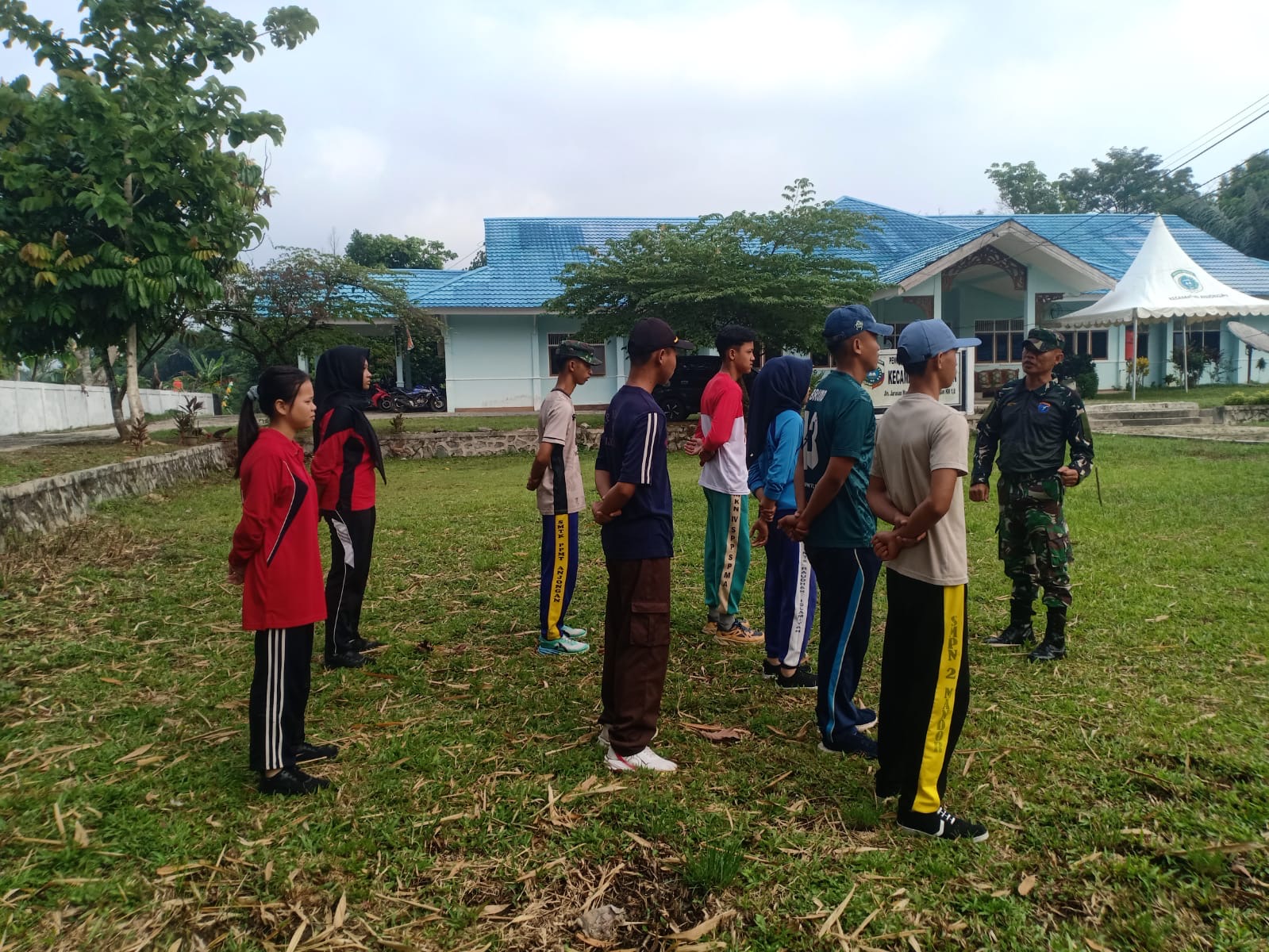 Semangat Merah Putih Berkobar, Babinsa Koramil 1201-02/Sungai Pinyuh Gembleng Calon Paskibraka Anjongan
