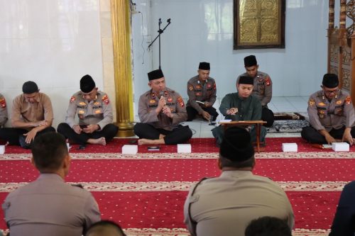 Polres Melawi Gelar Binrohtal, Perkuat Keimanan Personel dan Berbagi Santunan kepada Santri