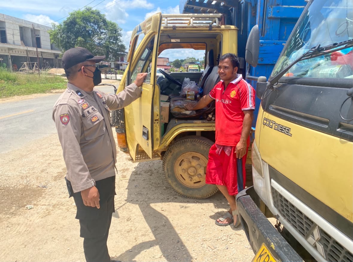 Temui Sopir Dump Truck Saat Patroli, Polisi Sungai Tebelian Titip Pesan: Jangan Berkendara Jika Mengantuk