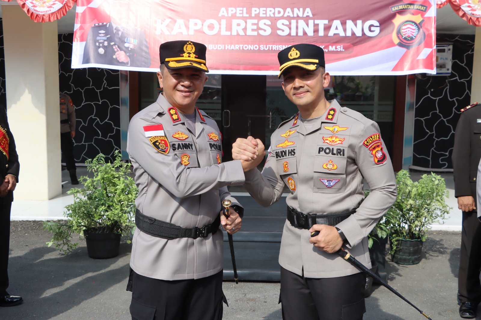 Tradisi Adat Sambut Kapolres Baru, AKBP Budi Hartono Resmi Pimpin Polres Sintang