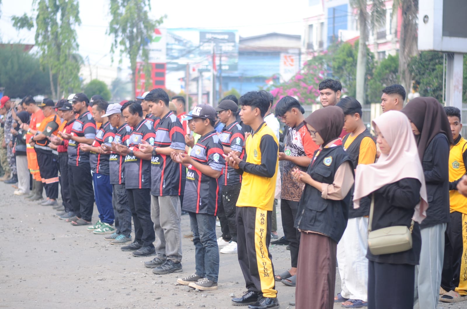 Terlibat Aksi Kerja Bakti LDII Kalbar, MA Riyadhul Ulum: Ini Sarana Pendidikan Karakter