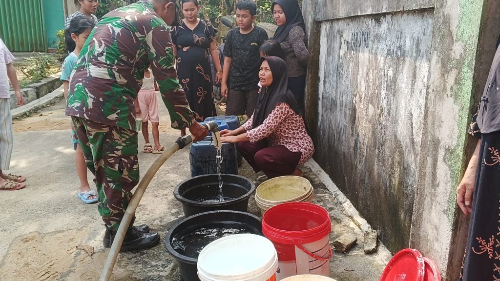 <h4><a href='https://postkotapontianak.com/tni-hadir-untuk-rakyat-koramil-1201-02-sungai-pinyuh-bantu-warga-atasi-krisis-air-bersih-di-anjongan/' title='TNI Hadir untuk Rakyat, Koramil 1201-02/Sungai Pinyuh Bantu Warga Atasi Krisis Air Bersih di Anjongan'>TNI Hadir untuk Rakyat, Koramil 1201-02/Sungai Pinyuh Bantu Warga Atasi Krisis Air Bersih di Anjongan</a></h4>