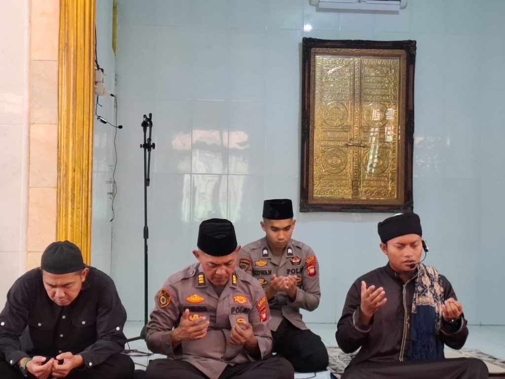 <h4><a href='https://postkotapontianak.com/doa-bersama-hari-lalu-lintas-bhayangkara-ke-71-polres-melawi-perkuat-semangat-pengabdian/' title='Doa Bersama Hari Lalu Lintas Bhayangkara ke-71, Polres Melawi Perkuat Semangat Pengabdian'>Doa Bersama Hari Lalu Lintas Bhayangkara ke-71, Polres Melawi Perkuat Semangat Pengabdian</a></h4>