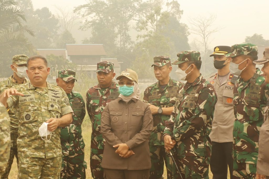 <h4><a href='https://postkotapontianak.com/tinjau-langsung-penyuluhan-karhutla-dansesko-tni-sambangi-mempawah/' title='Tinjau Langsung Penyuluhan Karhutla, Dansesko TNI Sambangi Mempawah'>Tinjau Langsung Penyuluhan Karhutla, Dansesko TNI Sambangi Mempawah</a></h4>