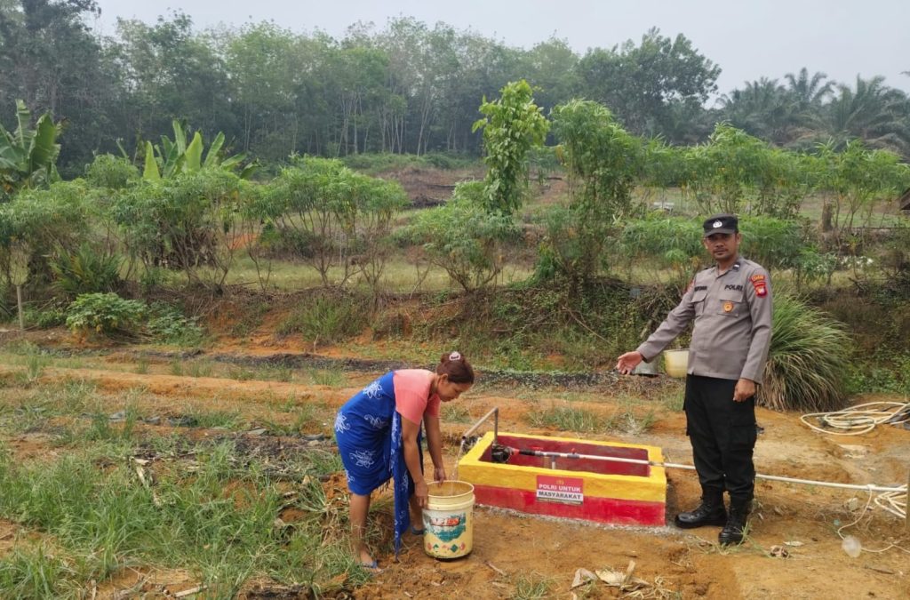 <h4><a href='https://postkotapontianak.com/polsubsektor-jelimpo-bangun-sumur-bor-warga-kini-lebih-mudah-mendapatkan-air-bersih-di-tengah-kabut-asap/' title='Polsubsektor Jelimpo Bangun Sumur Bor, Warga Kini Lebih Mudah Mendapatkan Air Bersih di Tengah Kabut Asap'>Polsubsektor Jelimpo Bangun Sumur Bor, Warga Kini Lebih Mudah Mendapatkan Air Bersih di Tengah Kabut Asap</a></h4>