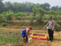 Polsubsektor Jelimpo Bangun Sumur Bor, Warga Kini Lebih Mudah Mendapatkan Air Bersih di Tengah Kabut Asap