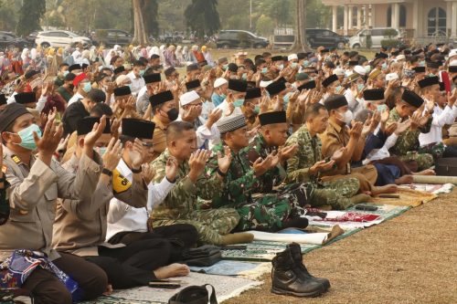 DI TENGAH KEMARAU BERKEPANJANGAN DAN KARHUTLA, DANDIM MEMPAWAH BERSAMA FORKOPIMDA DAN TIM PENYULUH MABES TNI GELAR SALAT ISTIGASAH