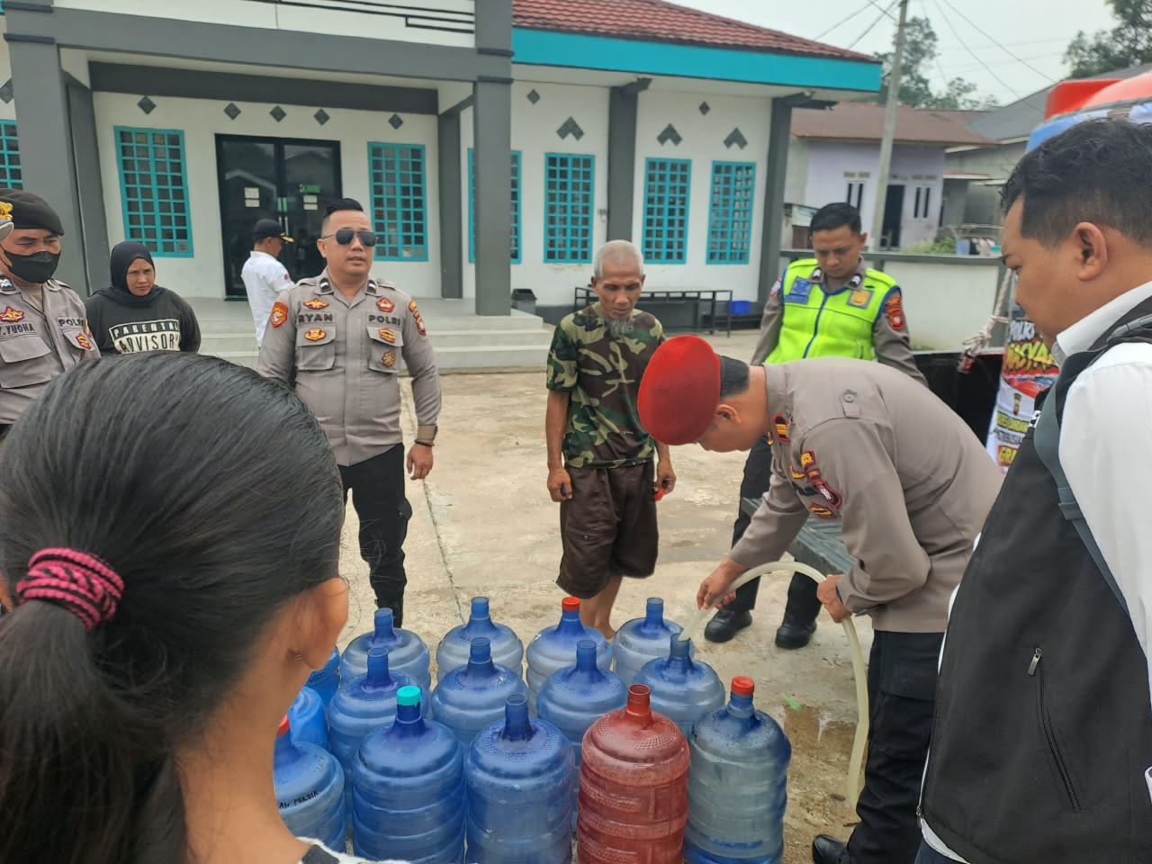 Polres Landak Bagikan 50 Masker dan 3.500 Liter Air Bersih untuk Warga Sungai Buluh