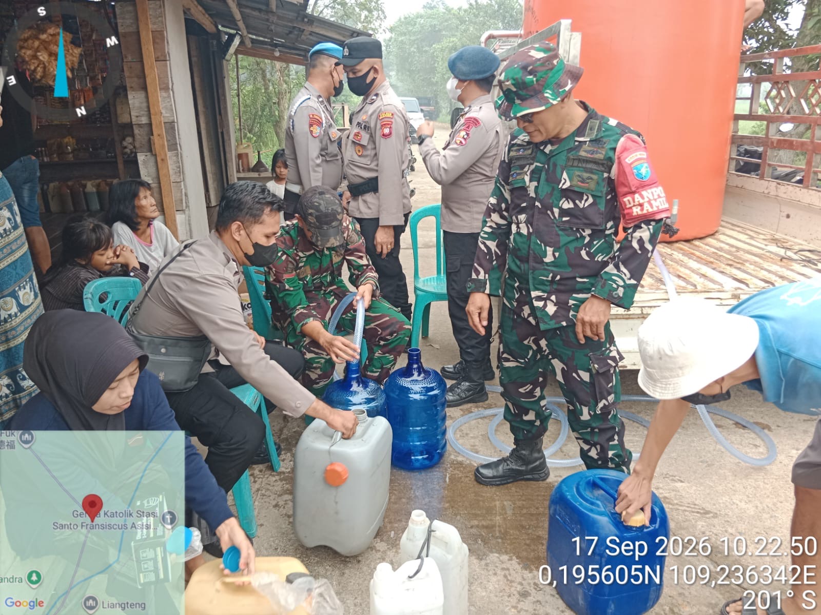 TNI-Polri dan Pemdes Kembali Salurkan Air Bersih, 4,2 Ton Air Mengalir untuk Warga Segedong