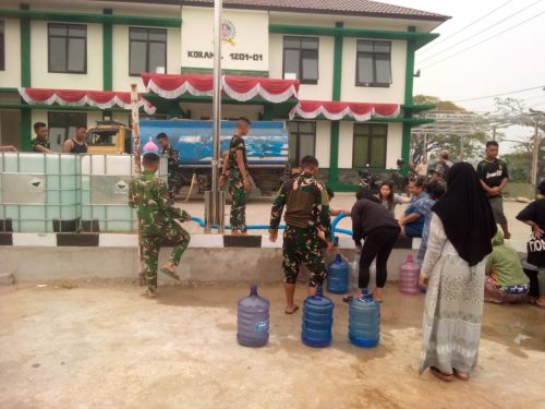 PANAS MEMBAKAR, AIR MENGERING: TNI BERGERAK BANTU WARGA JUNGKAT
