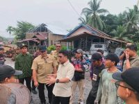 Warga Sebawi Bangun Jalan Swadaya! Bupati Satono Terharu: “Insya Allah Masuk APBD 2027”.