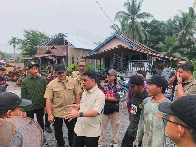 <h4><a href='https://postkotapontianak.com/warga-sebawi-bangun-jalan-swadaya-bupati-satono-terharu-insya-allah-masuk-apbd-2027/' title='Warga Sebawi Bangun Jalan Swadaya! Bupati Satono Terharu: “Insya Allah Masuk APBD 2027”.'>Warga Sebawi Bangun Jalan Swadaya! Bupati Satono Terharu: “Insya Allah Masuk APBD 2027”.</a></h4>