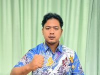 Dinilai Hanya Pencitraan, Pemkab Mempawah Didesak Kembalikan Bantuan Karhutla dari Pemprov Kalbar  MEMPAWAH – Sabtu,19 September 2026. Gelombang penolakan terhadap bantuan kebakaran hutan dan lahan (karhutla) dari Pemerintah Provinsi Kalimantan Barat di Bawah Pimpinan Bapak H. Ria Norsan, M.Kes. untuk Kabupaten Mempawah terus bergulir. Kali ini, kritikan pedas datang dari Organisasi Daerah (Organda) Ikatan Kekeluargaan Mahasiswa/Pelajar Indonesia Sulawesi Selatan (IKAMI SulSel) Cabang Mempawah. ‎ ‎Penyaluran bantuan yang hanya berjumlah 250 paket tersebut dinilai sebagai bentuk penghinaan terhadap penderitaan warga Mempawah yang kini terkepung kabut asap pekat. ‎ ‎Ketua IKAMI SulSel Cabang Mempawah, Muslim, mendesak Pemerintah Kabupaten Mempawah untuk mengambil sikap ksatria dengan mengembalikan secara utuh bantuan dari Pemprov Kalbar tersebut. ‎ ‎”Kami mendesak Pemkab Mempawah tidak memungut bantuan receh itu dan segera mengembalikannya ke Pemprov Kalbar! Jangan diam saja melihat daerah kita dijadikan ajang pencitraan. Jumlah 250 paket ini sangat tidak masuk akal ketika puluhan ribu warga Mempawah bertaruh nyawa menghirup racun asap setiap hari,” tegas Muslim dengan nada geram. ‎ ‎Muslim menyayangkan sikap Pemprov Kalbar yang dinilainya sama sekali tidak memiliki empati atas musibah yang menimpa masyarakat daerah. Pembagian bantuan yang sangat minim ini justru berpotensi menjadi ‘bom waktu’ yang memicu kegaduhan dan memecah belah keharmonisan warga di lapangan. ‎ ‎”Jangan cari sensasi murahan di atas penderitaan rakyat Mempawah yang lagi kena musibah! Bantuan 250 paket ini bukannya menyelesaikan masalah, malah memicu konflik horizontal. Bayangkan saja, warga terdampak itu se-kabupaten, tapi bantuan cuma cukup buat hitungan RT. Nanti kalau warga saling sikut dan protes karena merasa tidak adil, siapa yang mau tanggung jawab?” cercarnya. ‎ ‎Menurut Muslim, yang dibutuhkan warga Mempawah saat ini adalah penanganan karhutla secara substantif, pengiriman tim medis, penegakan hukum tegas terhadap pembakar lahan, serta logistik yang memadai dan merata. ‎ ‎”Kami minta Pemkab Mempawah jangan asal mangut-mangut menerima bantuan yang tidak berkeadilan ini. Berdirilah bersama rakyat! Tunjukkan harga diri Kabupaten Mempawah dan tolak bantuan yang cuma bikin gaduh masyarakat,” pungkas Muslim.