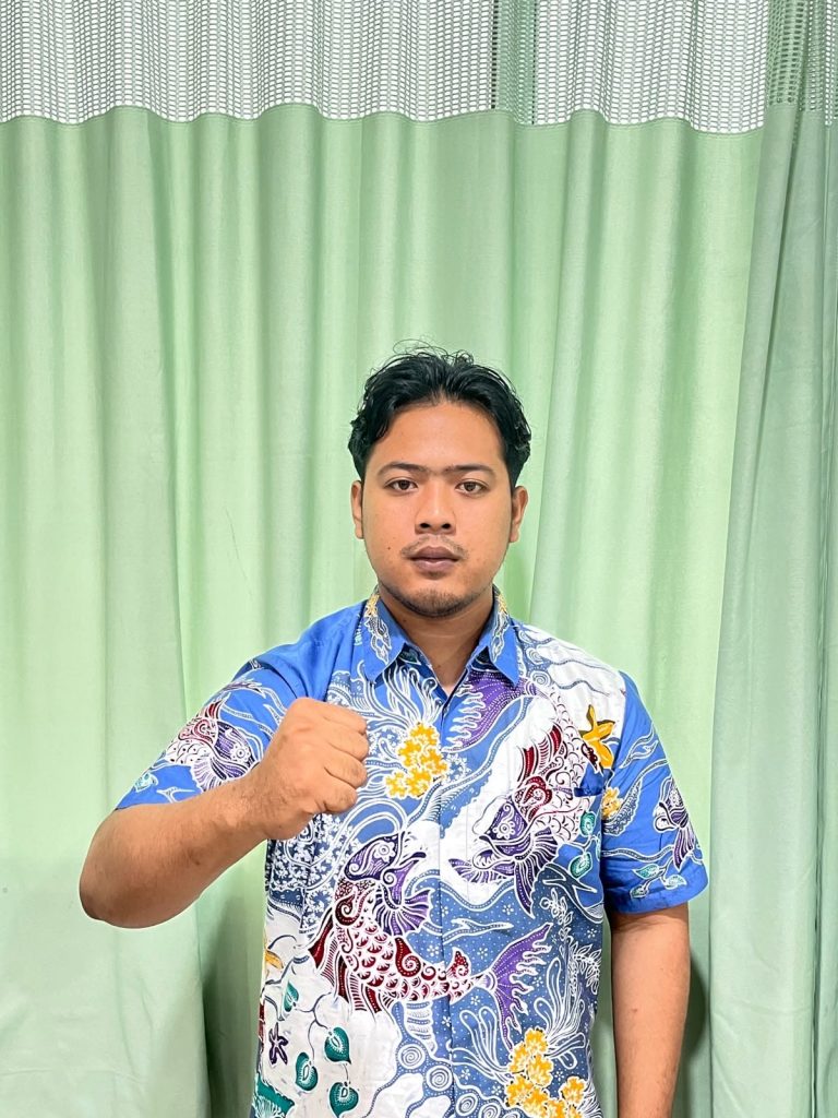 <h4><a href='https://postkotapontianak.com/dinilai-hanya-pencitraan-pemkab-mempawah-didesak-kembalikan-bantuan-karhutla-dari-pemprov-kalbar-mempawah-sabtu19-september-2026-gelombang-penolakan-terhadap-bantuan-kebakaran-hutan-dan/' title='Dinilai Hanya Pencitraan, Pemkab Mempawah Didesak Kembalikan Bantuan Karhutla dari Pemprov Kalbar  MEMPAWAH – Sabtu,19 September 2026. Gelombang penolakan terhadap bantuan kebakaran hutan dan lahan (karhutla) dari Pemerintah Provinsi Kalimantan Barat di Bawah Pimpinan Bapak H. Ria Norsan, M.Kes. untuk Kabupaten Mempawah terus bergulir. Kali ini, kritikan pedas datang dari Organisasi Daerah (Organda) Ikatan Kekeluargaan Mahasiswa/Pelajar Indonesia Sulawesi Selatan (IKAMI SulSel) Cabang Mempawah. ‎ ‎Penyaluran bantuan yang hanya berjumlah 250 paket tersebut dinilai sebagai bentuk penghinaan terhadap penderitaan warga Mempawah yang kini terkepung kabut asap pekat. ‎ ‎Ketua IKAMI SulSel Cabang Mempawah, Muslim, mendesak Pemerintah Kabupaten Mempawah untuk mengambil sikap ksatria dengan mengembalikan secara utuh bantuan dari Pemprov Kalbar tersebut. ‎ ‎”Kami mendesak Pemkab Mempawah tidak memungut bantuan receh itu dan segera mengembalikannya ke Pemprov Kalbar! Jangan diam saja melihat daerah kita dijadikan ajang pencitraan. Jumlah 250 paket ini sangat tidak masuk akal ketika puluhan ribu warga Mempawah bertaruh nyawa menghirup racun asap setiap hari,” tegas Muslim dengan nada geram. ‎ ‎Muslim menyayangkan sikap Pemprov Kalbar yang dinilainya sama sekali tidak memiliki empati atas musibah yang menimpa masyarakat daerah. Pembagian bantuan yang sangat minim ini justru berpotensi menjadi ‘bom waktu’ yang memicu kegaduhan dan memecah belah keharmonisan warga di lapangan. ‎ ‎”Jangan cari sensasi murahan di atas penderitaan rakyat Mempawah yang lagi kena musibah! Bantuan 250 paket ini bukannya menyelesaikan masalah, malah memicu konflik horizontal. Bayangkan saja, warga terdampak itu se-kabupaten, tapi bantuan cuma cukup buat hitungan RT. Nanti kalau warga saling sikut dan protes karena merasa tidak adil, siapa yang mau tanggung jawab?” cercarnya. ‎ ‎Menurut Muslim, yang dibutuhkan warga Mempawah saat ini adalah penanganan karhutla secara substantif, pengiriman tim medis, penegakan hukum tegas terhadap pembakar lahan, serta logistik yang memadai dan merata. ‎ ‎”Kami minta Pemkab Mempawah jangan asal mangut-mangut menerima bantuan yang tidak berkeadilan ini. Berdirilah bersama rakyat! Tunjukkan harga diri Kabupaten Mempawah dan tolak bantuan yang cuma bikin gaduh masyarakat,” pungkas Muslim.'>Dinilai Hanya Pencitraan, Pemkab Mempawah Didesak Kembalikan Bantuan Karhutla dari Pemprov Kalbar  MEMPAWAH – Sabtu,19 September 2026. Gelombang penolakan terhadap bantuan kebakaran hutan dan lahan (karhutla) dari Pemerintah Provinsi Kalimantan Barat di Bawah Pimpinan Bapak H. Ria Norsan, M.Kes. untuk Kabupaten Mempawah terus bergulir. Kali ini, kritikan pedas datang dari Organisasi Daerah (Organda) Ikatan Kekeluargaan Mahasiswa/Pelajar Indonesia Sulawesi Selatan (IKAMI SulSel) Cabang Mempawah. ‎ ‎Penyaluran bantuan yang hanya berjumlah 250 paket tersebut dinilai sebagai bentuk penghinaan terhadap penderitaan warga Mempawah yang kini terkepung kabut asap pekat. ‎ ‎Ketua IKAMI SulSel Cabang Mempawah, Muslim, mendesak Pemerintah Kabupaten Mempawah untuk mengambil sikap ksatria dengan mengembalikan secara utuh bantuan dari Pemprov Kalbar tersebut. ‎ ‎”Kami mendesak Pemkab Mempawah tidak memungut bantuan receh itu dan segera mengembalikannya ke Pemprov Kalbar! Jangan diam saja melihat daerah kita dijadikan ajang pencitraan. Jumlah 250 paket ini sangat tidak masuk akal ketika puluhan ribu warga Mempawah bertaruh nyawa menghirup racun asap setiap hari,” tegas Muslim dengan nada geram. ‎ ‎Muslim menyayangkan sikap Pemprov Kalbar yang dinilainya sama sekali tidak memiliki empati atas musibah yang menimpa masyarakat daerah. Pembagian bantuan yang sangat minim ini justru berpotensi menjadi ‘bom waktu’ yang memicu kegaduhan dan memecah belah keharmonisan warga di lapangan. ‎ ‎”Jangan cari sensasi murahan di atas penderitaan rakyat Mempawah yang lagi kena musibah! Bantuan 250 paket ini bukannya menyelesaikan masalah, malah memicu konflik horizontal. Bayangkan saja, warga terdampak itu se-kabupaten, tapi bantuan cuma cukup buat hitungan RT. Nanti kalau warga saling sikut dan protes karena merasa tidak adil, siapa yang mau tanggung jawab?” cercarnya. ‎ ‎Menurut Muslim, yang dibutuhkan warga Mempawah saat ini adalah penanganan karhutla secara substantif, pengiriman tim medis, penegakan hukum tegas terhadap pembakar lahan, serta logistik yang memadai dan merata. ‎ ‎”Kami minta Pemkab Mempawah jangan asal mangut-mangut menerima bantuan yang tidak berkeadilan ini. Berdirilah bersama rakyat! Tunjukkan harga diri Kabupaten Mempawah dan tolak bantuan yang cuma bikin gaduh masyarakat,” pungkas Muslim.</a></h4>