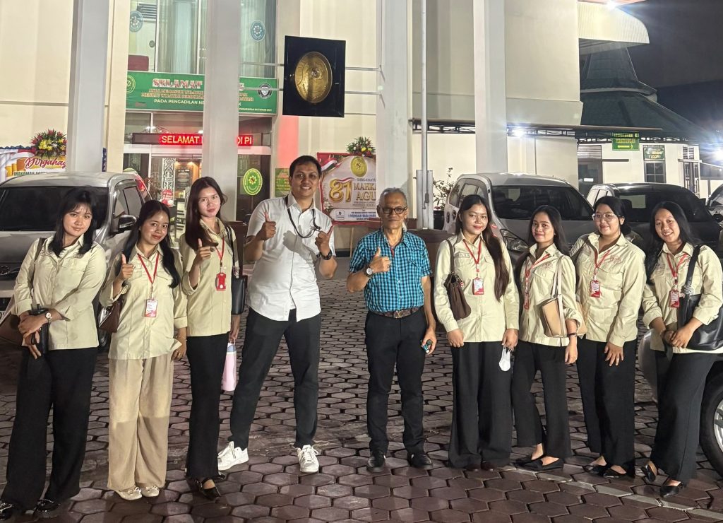 <h4><a href='https://postkotapontianak.com/cetak-calon-sarjana-berintegritas-8-mahasiswa-upb-pontianak-tuntaskan-magang-di-lbh-herman-hofi-law/' title='Cetak Calon Sarjana Berintegritas, 8 Mahasiswa UPB Pontianak Tuntaskan Magang di LBH Herman Hofi Law'>Cetak Calon Sarjana Berintegritas, 8 Mahasiswa UPB Pontianak Tuntaskan Magang di LBH Herman Hofi Law</a></h4>