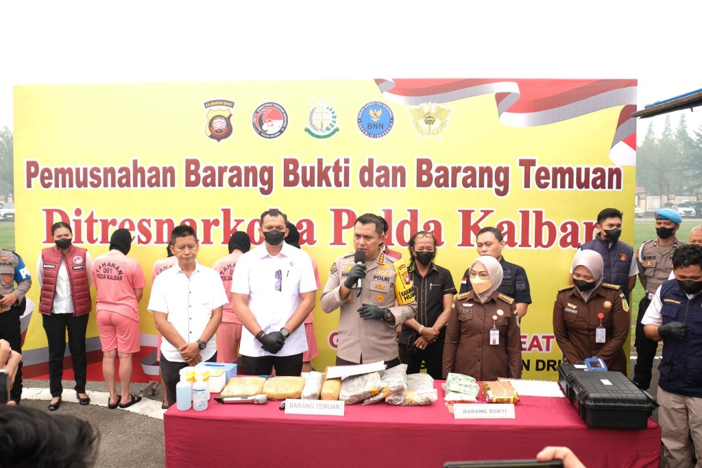 <h4><a href='https://postkotapontianak.com/pemusnahan-barang-bukti-narkoba-polda-kalbar-musnahkan-sabu-dan-ganja/' title='Pemusnahan Barang Bukti Narkoba, Polda Kalbar Musnahkan Sabu dan Ganja'>Pemusnahan Barang Bukti Narkoba, Polda Kalbar Musnahkan Sabu dan Ganja</a></h4>