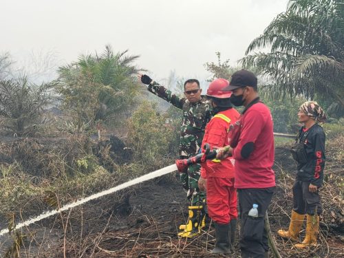 DI GARDA TERDEPAN LAWAN KARHUTLA, DANDIM MEMPAWAH SEMANGATI PERSONEL DI LAPANGAN