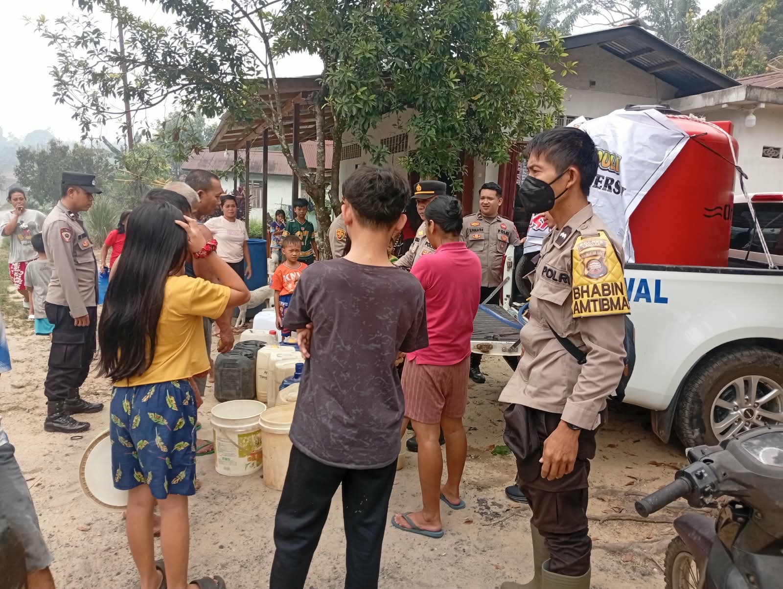 Lagi!! Polres Landak Salurkan Air Bersih untuk Warga Desa Ambarang Terdampak Kemarau