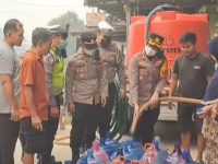 Polres Landak Salurkan Air Bersih Gratis untuk Warga Terdampak Kemarau di Ngabang