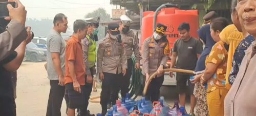 Polres Landak Salurkan Air Bersih Gratis untuk Warga Terdampak Kemarau di Ngabang