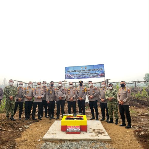 Satgas Edukasi Dari Sespimti Polri Dikreg 36 Tinjau Langsung dan Bantu Pendinginan di Titik Api Karhutla di Kubu Raya
