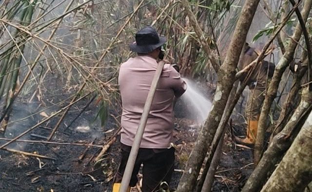 Polsek Matan Hilir Utara Gerak Cepat Padamkan Karhutla di Desa Kuala Tolak