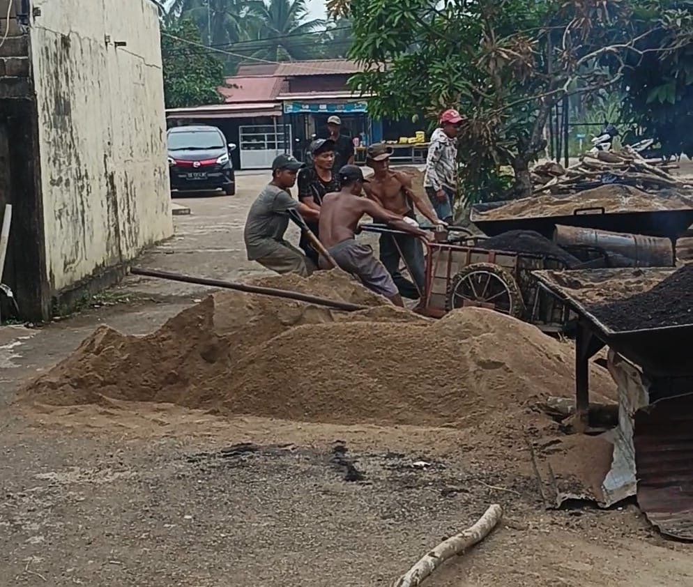 <h4><a href='https://postkotapontianak.com/proyek-gang-idaman-segedong-disorot-k3-dan-kualitas-pengaspalan-diduga-tak-sesuai-standar/' title='Proyek Gang Idaman Segedong Disorot, K3 dan Kualitas Pengaspalan Diduga Tak Sesuai Standar'>Proyek Gang Idaman Segedong Disorot, K3 dan Kualitas Pengaspalan Diduga Tak Sesuai Standar</a></h4>
