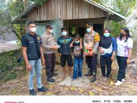 Patroli Hotspot Karhutla, Kapolsek Monterado Sekaligus Salurkan Bansos kepada Warga Kurang Mampu