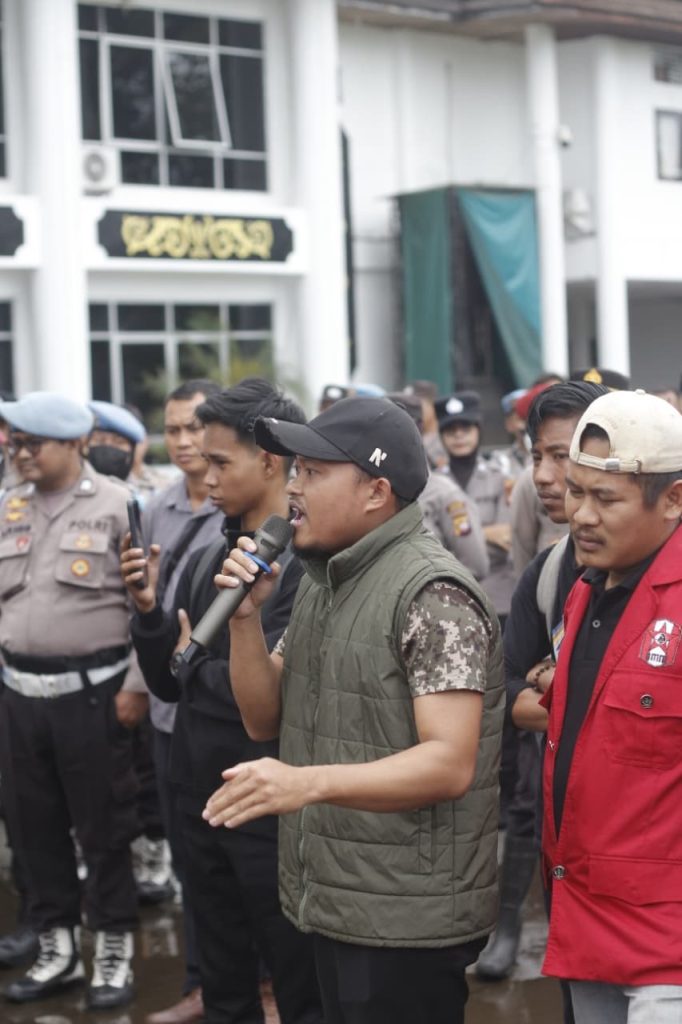 <h4><a href='https://postkotapontianak.com/hmi-mempawah-kecam-oknum-dprd-yang-diduga-bakar-lahan-dan-siap-tempuh-jalur-hukum/' title='HMI Mempawah Kecam Oknum DPRD yang Diduga Bakar Lahan dan Siap Tempuh Jalur Hukum!'>HMI Mempawah Kecam Oknum DPRD yang Diduga Bakar Lahan dan Siap Tempuh Jalur Hukum!</a></h4>