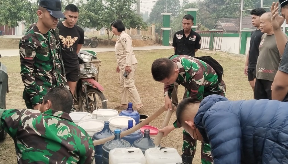 <h4><a href='https://postkotapontianak.com/dari-koramil-untuk-warga-5-000-liter-air-bersih-dibagikan/' title='Dari Koramil untuk Warga, 5.000 Liter Air Bersih Dibagikan'>Dari Koramil untuk Warga, 5.000 Liter Air Bersih Dibagikan</a></h4>