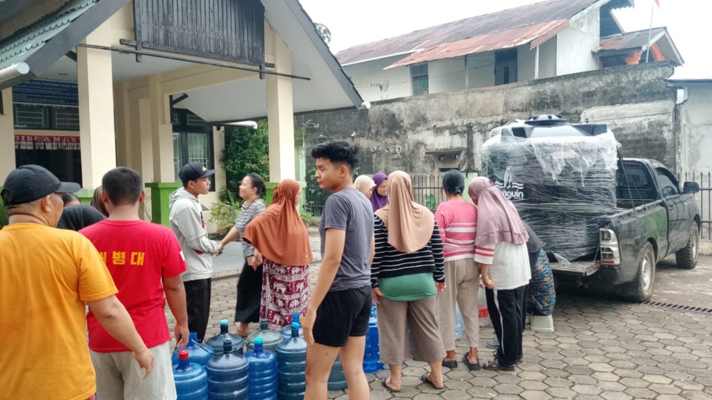 <h4><a href='https://postkotapontianak.com/dprkp-kota-pontianak-salurkan-air-bersih-untuk-kebutuhan-warga/' title='DPRKP kota Pontianak Salurkan Air Bersih Untuk Kebutuhan Warga'>DPRKP kota Pontianak Salurkan Air Bersih Untuk Kebutuhan Warga</a></h4>