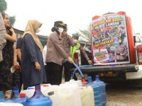 Pemeriksaan Kesehatan hingga Bantuan Air Bersih Dihadirkan Polres Landak di Sidas Atasi Dampak Karhutla