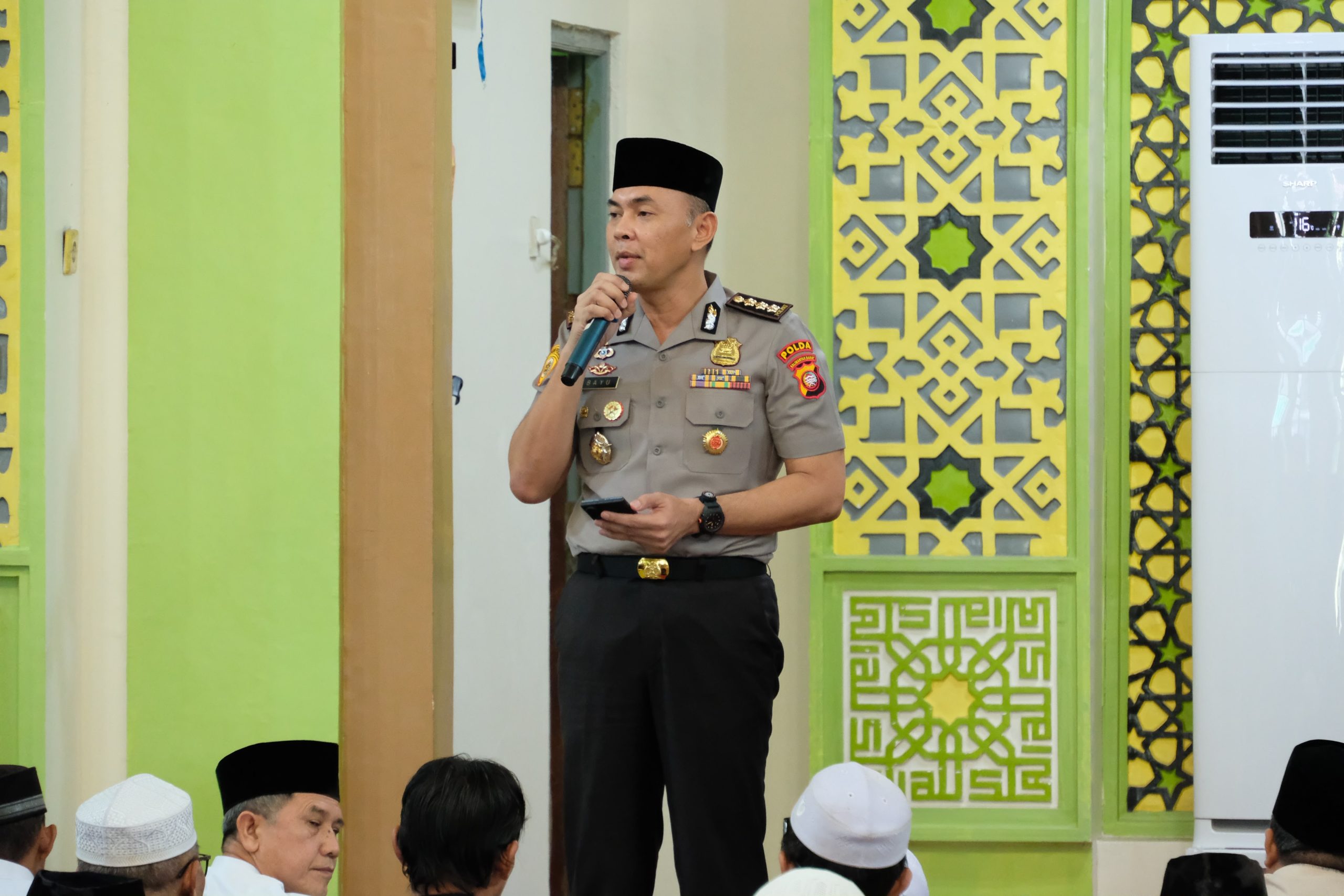 Jumat Keliling di Masjid At Taqwa , Polda Kalbar Ajak Masyarakat Cegah Hoaks dan Jaga Persatuan