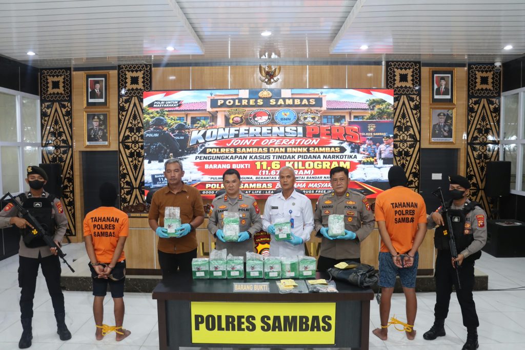<h4><a href='https://postkotapontianak.com/polres-sambas-gagalkan-peredaran-116-kg-sabu-kemasan-teh-cina-dua-kurir-diringkus/' title='Polres Sambas Gagalkan Peredaran 11,6 Kg Sabu Kemasan Teh Cina, Dua Kurir Diringkus'>Polres Sambas Gagalkan Peredaran 11,6 Kg Sabu Kemasan Teh Cina, Dua Kurir Diringkus</a></h4>
