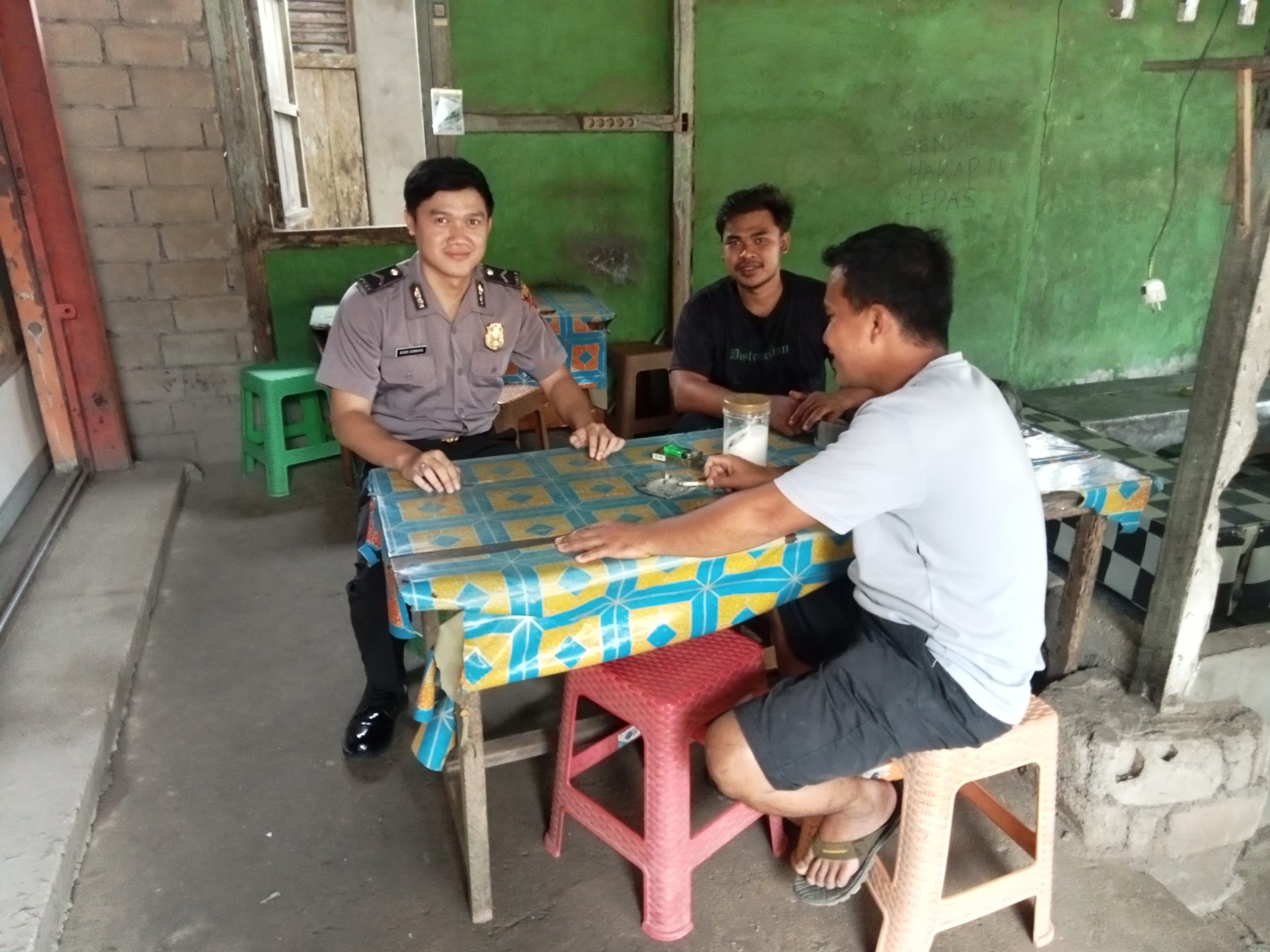 Cegah Kejahatan pada Siang Hari, Personel Polsek Mempawah Hulu Tingkatkan Patroli dan Sampaikan Pesan Kamtibmas kepada Warga
