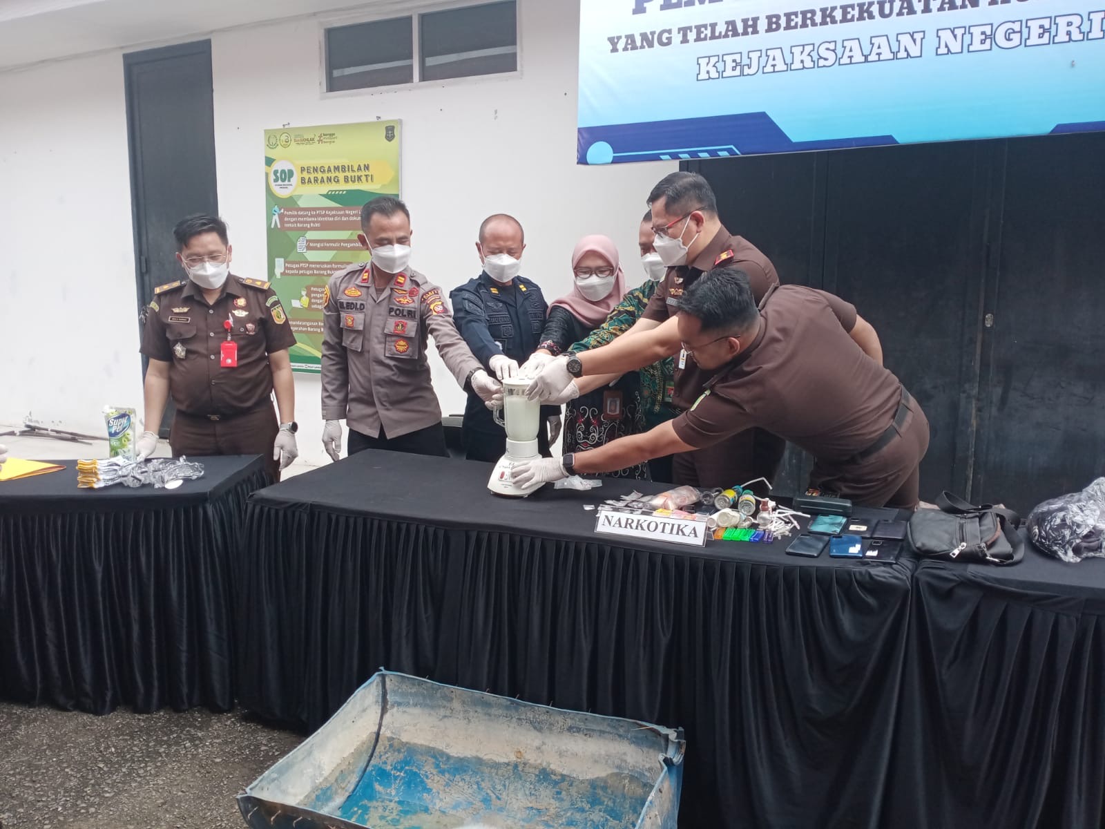 Kejari Landak Musnahkan Barang Bukti Inkrah, Polres Landak Hadir Dukung Penegakan Hukum